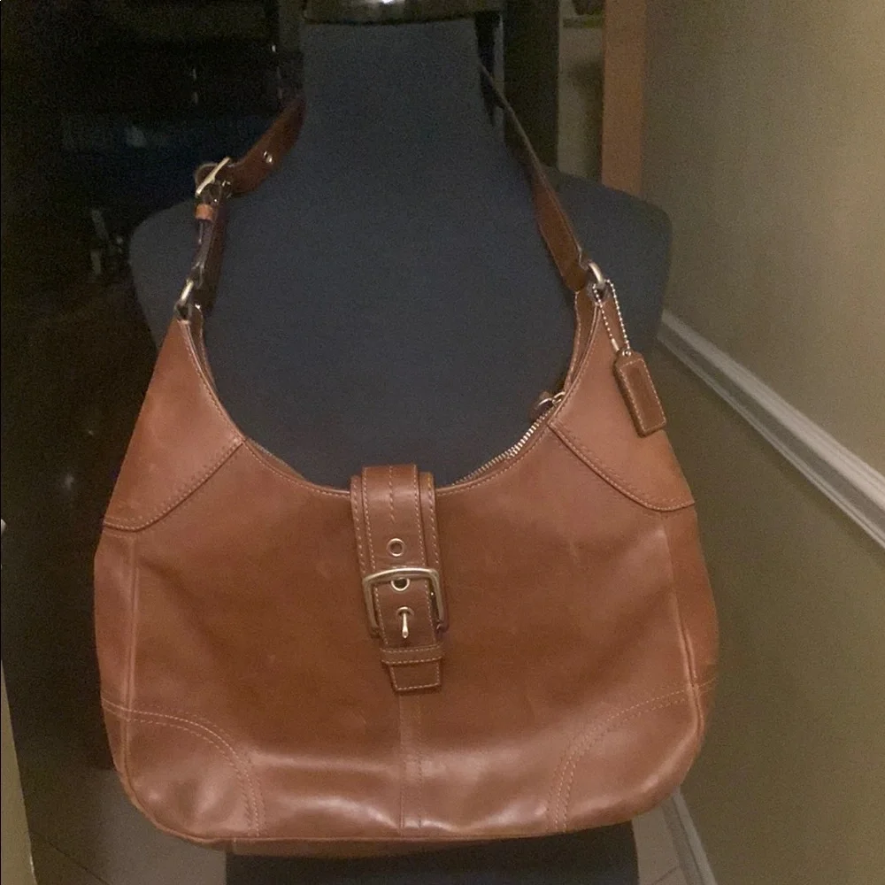 Elegant Brown Leather Shoulder Bag - Picture 2 of 9
